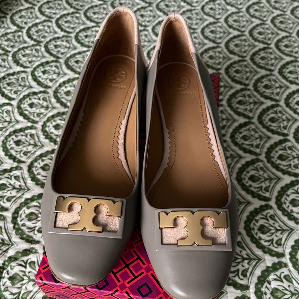 Tory Burch NWOT Gigi Gray and Taupe Flats - Picture 2 of 6
